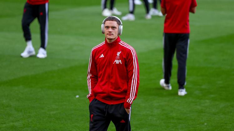 但经过休斯, 予他充分自 但经过休斯, 予他充分自