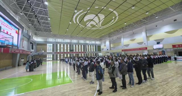 济南市校园, 多名学生观, 子在篮球运